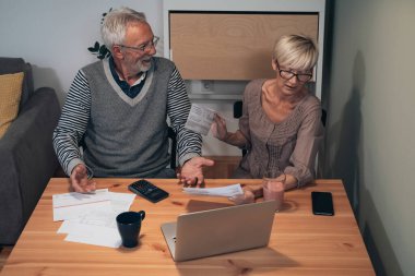 Evde finans yapan olgun bir çift. Yaşlı çift evde zor zamanlar geçiriyor. Faturaları ve borçları birlikte hesaplıyorlar ve kavga ediyorlar.