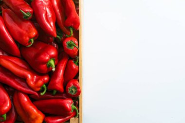 Beyaz arkaplanda kırmızı biberli sandık, kopyalama alanı olan üst görünüm