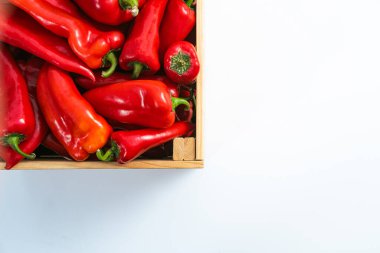 Beyaz arkaplanda kırmızı biberli sandık, kopyalama alanı olan üst görünüm