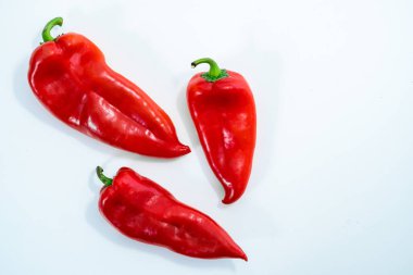 Beyaz arkaplanda kopyalama alanı olan üç kırmızı biber