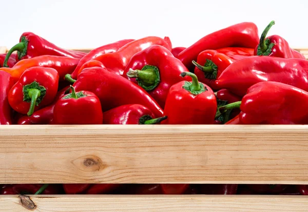 Jaula Con Pimientos Rojos Sobre Fondo Blanco — Foto de Stock