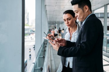 İşadamları birlikte dijital tablet kullanıyorlar