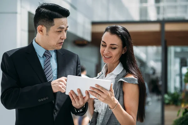 Dois Empresários Confiantes Usando Tablet Digital Juntos — Fotografia de Stock