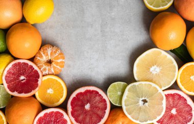 Beton masada taze narenciye ve fotokopi alanı. Beton mutfak masasında çeşitli organik narenciye meyveleri, çevre dostu, plastik yok, fotokopi alanı ile sürdürülebilir yaşam tarzı kavramı