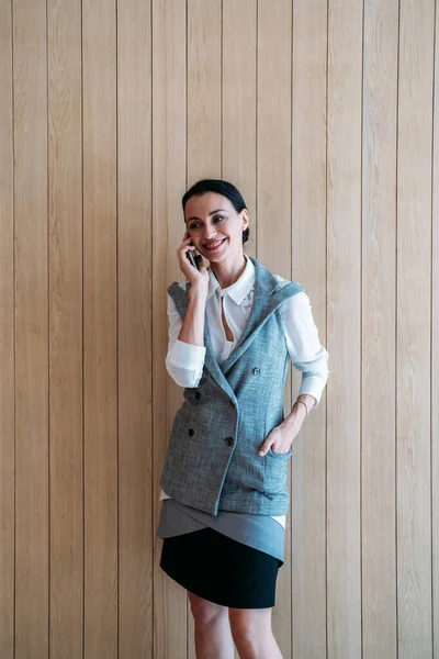Mulher Negócios Falando Telefone Isolado Parede Madeira Sorrindo Mulher Negócios — Fotografia de Stock