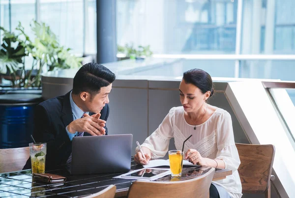 Affärsmän Som Arbetar Tillsammans Affärsman Med Laptop Pratar Med Affärskvinna — Stockfoto