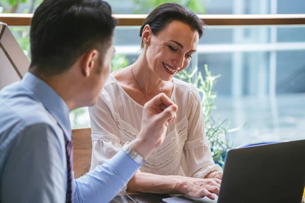 Affärskvinna Möte Leende Affärskvinna Med Bärbar Dator Möte Med Medarbetare — Stockfoto