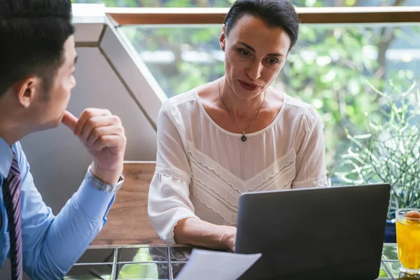 Mujer Negocios Reunión Mujer Negocios Seria Usando Ordenador Portátil Reunión — Foto de Stock