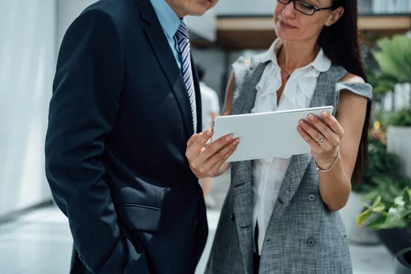 Dois Empresários Confiantes Usando Tablet Digital Juntos Close Retrato Pessoas — Fotografia de Stock