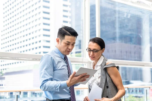 Les Gens Affaires Utilisent Une Tablette Numérique Ensemble Devant Les — Photo