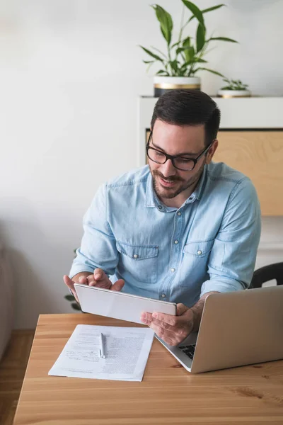 Bello Uomo Che Utilizza Tablet Digitale Lavorando Dal Concetto Casa — Foto Stock