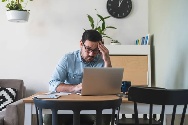 Giovane Uomo Affari Che Alcuni Problemi Durante Lavoro Casa Ufficio — Foto Stock