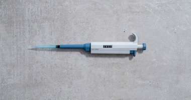 Otomatik pipet, fotokopi alanı ile beton arka planda izole edilmiş. Otomatik pipet, mikro pipetler, beton arka planda izole edilmiş mikro-kimyasal ekipman, Laboratuvar, Tıbbi ekipman