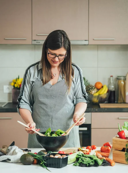 Mooie Vrouw Die Thuis Verse Salade Maakt Vrolijke Huisvrouw Maakt — Stockfoto