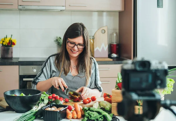 Vrolijke Vrouw Snijden Van Verse Groenten Aan Keukentafel Filmen Video — Stockfoto