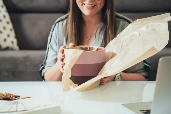 Close Foto Van Vrouw Handen Verpakking Paarse Bloempot Tafel Onherkenbare — Stockfoto