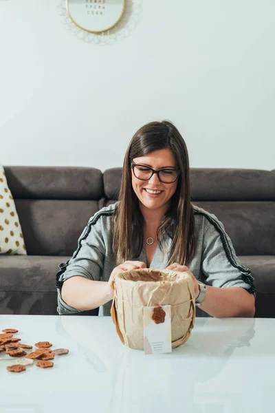 Mujer Sonriente Propietaria Del Pedido Embalaje Pequeñas Empresas Para Mujer — Foto de Stock