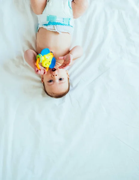 Πορτρέτο Της Περίεργη Μωρό Κοιτάζοντας Κάμερα Και Κρατώντας Rattle Toy — Φωτογραφία Αρχείου