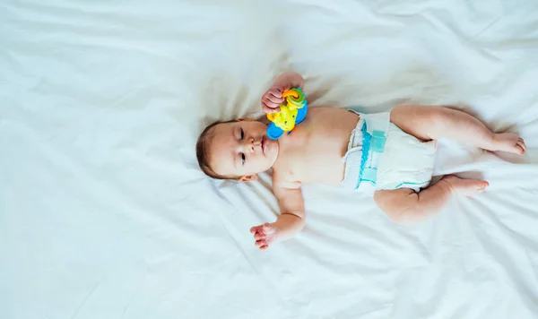 Πορτρέτο Του Χαριτωμένο Μωρό Παίζοντας Κουδουνίστρα Στο Κρεβάτι Copy Space — Φωτογραφία Αρχείου