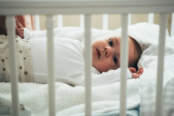 Χαριτωμένο Μωρό Βρίσκεται Στο Crib Και Κοιτάζοντας Cameraόμορφο Μικρό Αγοράκι — Φωτογραφία Αρχείου