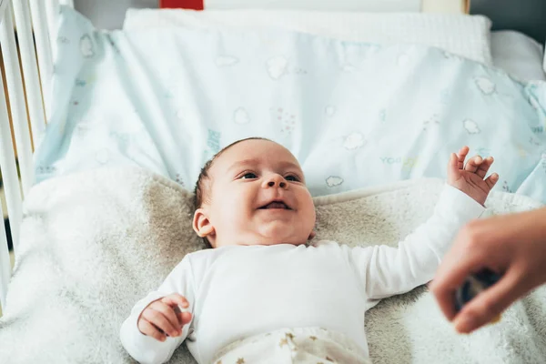 Happy Baby Boy Βρίσκεται Στο Crib Και Κοιτάζοντας Μητέρα Αξιολάτρευτο — Φωτογραφία Αρχείου