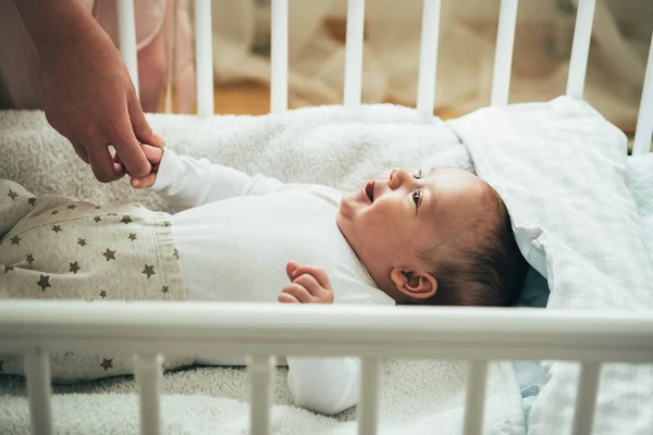 Happy Baby Boy Ξαπλωμένος Στο Crib Και Κοιτάζοντας Mothercute Νεογέννητο — Φωτογραφία Αρχείου