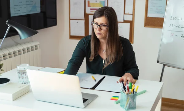 Female Professor Holding Online Class Learning Students Pandemic Period University — Φωτογραφία Αρχείου