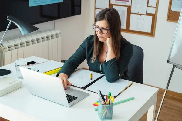 Női Professzor Tanít Diákok Otthonról Egy Webkamera Videokonferencia Hívást Laptop — Stock Fotó