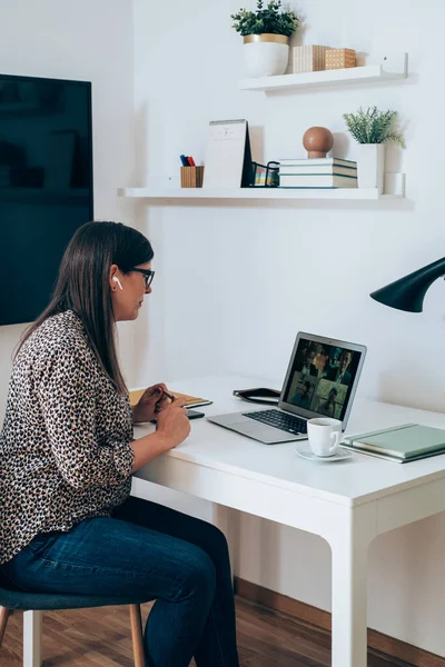 Zakenvrouw Gesprek Video Gesprek Met Collega Tijdens Coronavirus Shutdownzakelijke Vrouw — Stockfoto