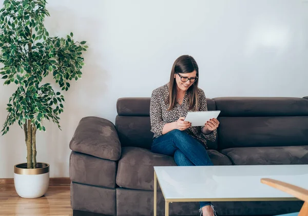 Cheerful Business Woman Sitting Sofa Using Tablet Smiling Businesswoman Wireless — Φωτογραφία Αρχείου