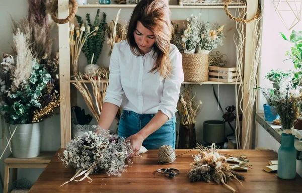 Női Virágárus Így Örök Csokor Száraz Virágok Asztalon Műhelyében Fiatal — Stock Fotó