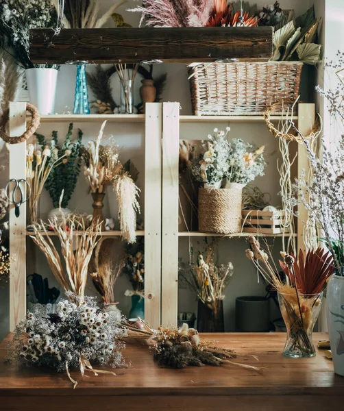 Hermoso Taller Pequeñas Empresas Con Flores Secasestudio Rústico Con Mesa — Foto de Stock