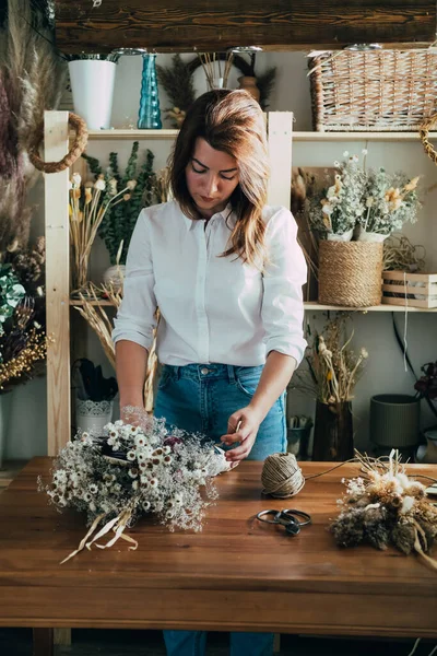 Női Virágárus Így Örök Csokor Száraz Virágok Asztalon Műhelyében Fiatal — Stock Fotó