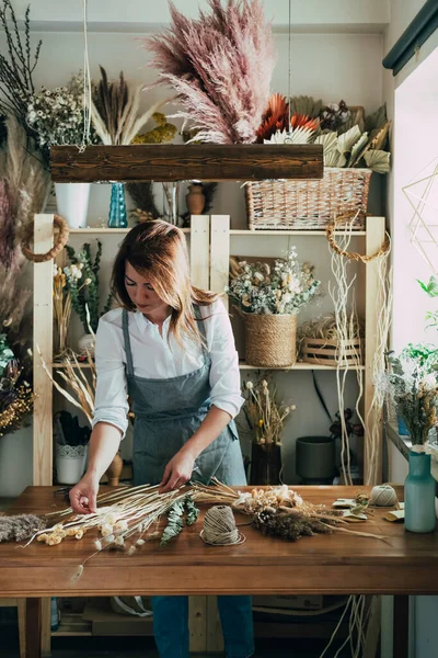 Vrouwelijke Bloemist Making Everlasting Bouquet Van Gedroogde Bloemen Aan Houten — Stockfoto