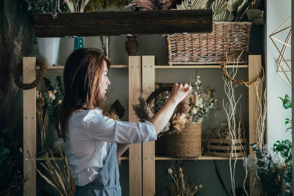 Belle Fleuriste Organisant Une Couronne Fleurs Sèches Son Atelier Jeune — Photo