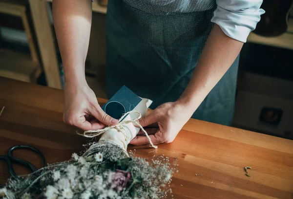 Manos Florista Femenina Haciendo Ramo Eterno Flores Secas Mesa Madera — Foto de Stock