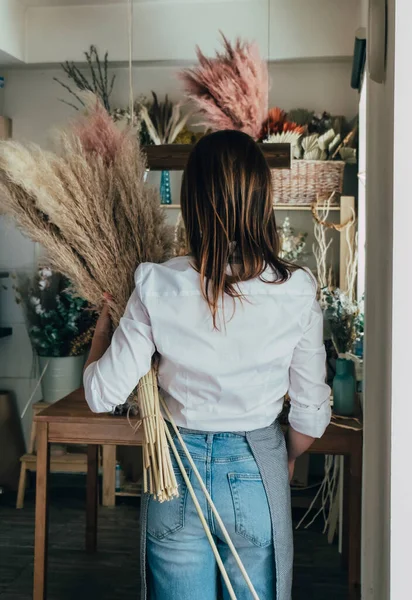 Achteraanzicht Van Onherkenbare Vrouw Die Pampa Vasthoudt Haar Bloemenwinkel Achteraanzicht — Stockfoto