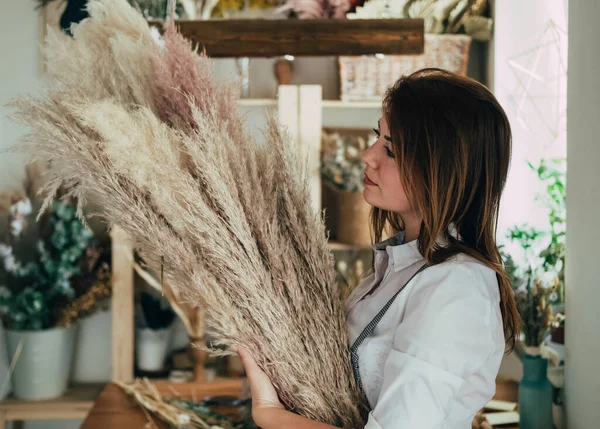 Beautiful Woman Holding Pampas Her Studio Dry Flowers Plants Νεαρή — Φωτογραφία Αρχείου