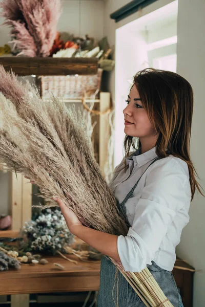 Portrait Smiling Woman Holding Pampas Her Hands Studio Dry Flowers — Stock Photo, Image