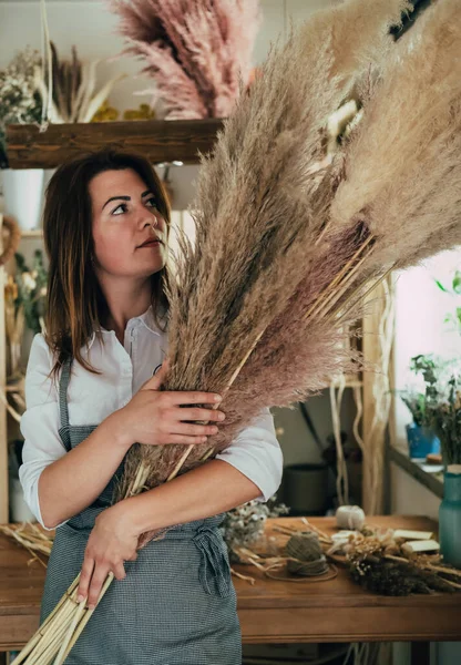 Mooie Vrouw Holding Pampas Haar Handen Studio Met Droge Bloemen — Stockfoto