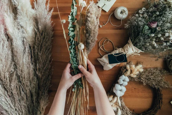 Top View Female Hands Making Everlasting Bouquet Dried Flowers Houten — Stockfoto