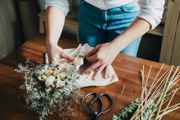 Hands Female Bloemist Making Everlasting Bouquet Dried Flowers Wooden Table — Stockfoto