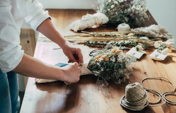 Hands Female Bloemist Making Everlasting Bouquet Dried Flowers Wooden Table — Stockfoto