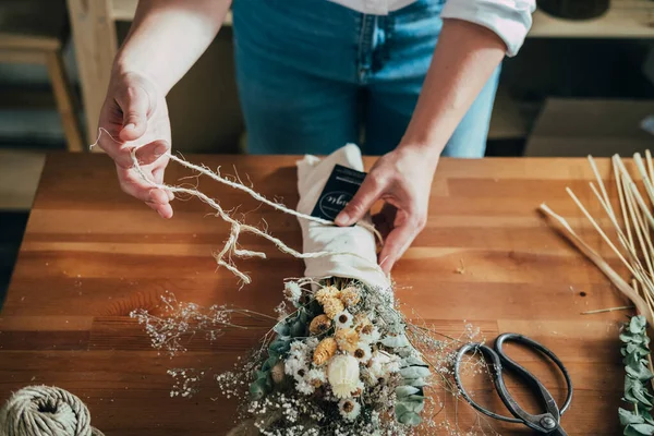 Hands Female Bloemist Wrap Everlasting Bouquet Dried Flowers Wooden Table — Stockfoto