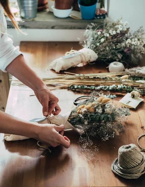 Hands Female Bloemist Making Everlasting Bouquet Dried Flowers Wooden Table — Stockfoto