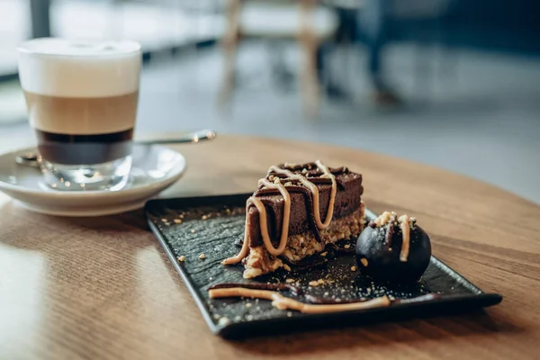 Uma Fatia Bolo Vegan Chocolate Café Com Leite Camadas Mesa — Fotografia de Stock