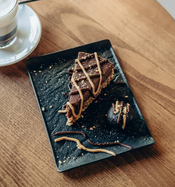 Uma Fatia Bolo Vegan Chocolate Latte Camadas Copo Mesa Madeira — Fotografia de Stock