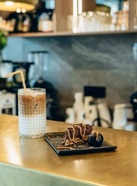Uma Fatia Bolo Vegan Chocolate Café Gelado Balcão Golden Bar — Fotografia de Stock