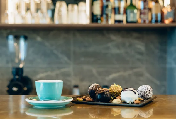 Grupo Bolas Proteínas Saudáveis Com Nozes Copo Verde Café Espresso — Fotografia de Stock