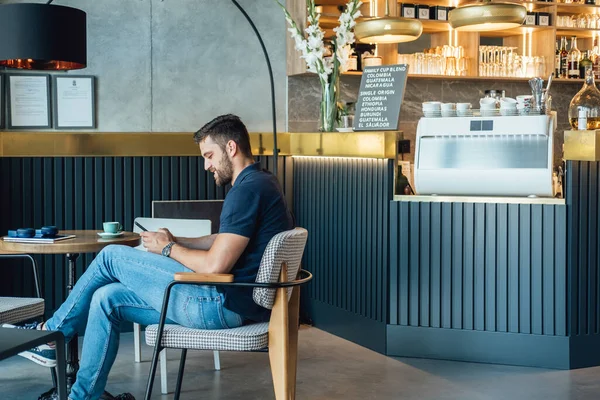 Happy Businessman Mobiltelefon Használata Kávézás Közben Cafe Sikeres Üzletember Eszpresszót — Stock Fotó